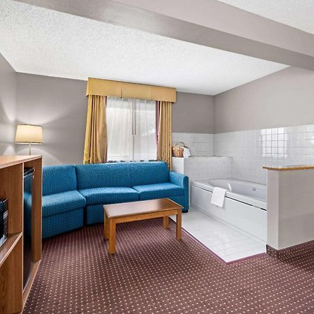 Super 8 By Wyndham Waverly Exteriér fotografie