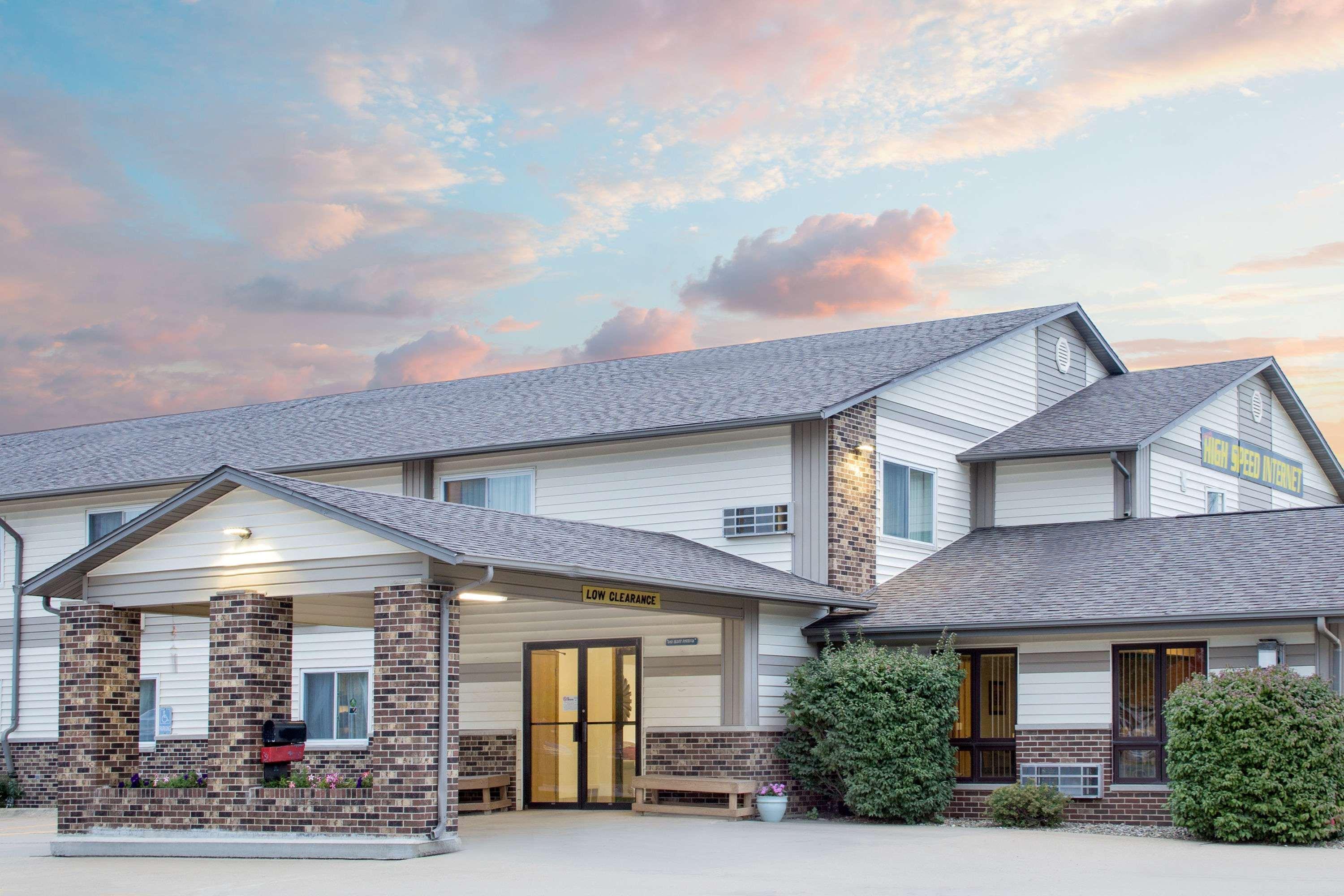 Super 8 By Wyndham Waverly Exteriér fotografie
